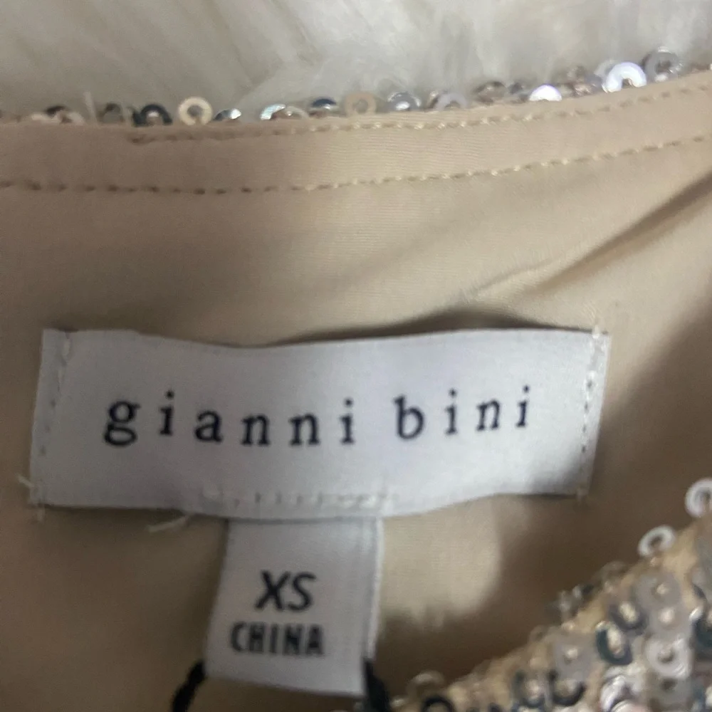 Gianni Bini Silver Sequin Short Sleeve Top - Picture 2 of 11